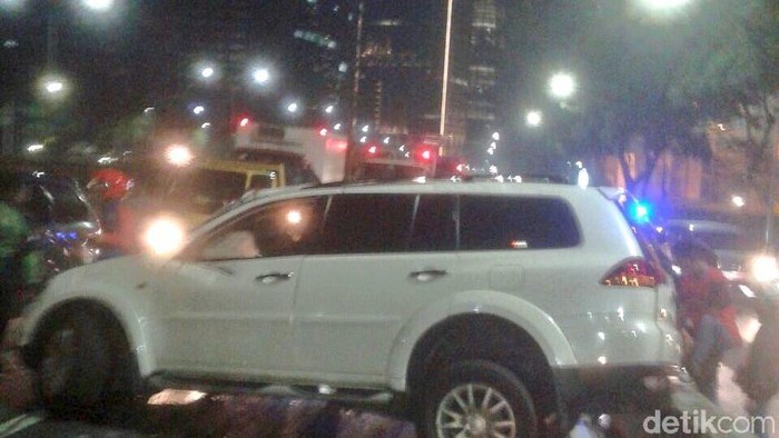 Pajero Tabrak Pembatas Jalan di Depan Balai Kartini
