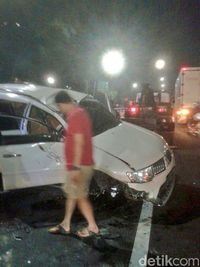 Pajero Tabrak Pembatas Jalan di Depan Balai Kartini