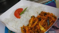 May and Mikes Spicy Corner dari Malaysia punya Sotong Thoran yang enak disantap dengan nasi hangat! Harganya Rp 50.000. Foto: Lusiana Mustinda