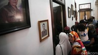 Pengujung antre untuk memasuki kamar tidur AH Nasution.