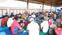 Menpora duduk membaur bersama para pengungsi erupsi Gunung Agung di Gelanggang Olahraga (GOR) Swecapura, Klungkung, yang sebagian besar terdiri dari warga lanjut usia, ibu-ibu dan anak-anak.