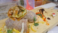 Good Chance Popiah ini jadi salah satu gerai yang populer di Singapura. Popiah ini merupakan lumpia yang sayuran hingga seafood. Mau coba? Foto: Lusiana Mustinda