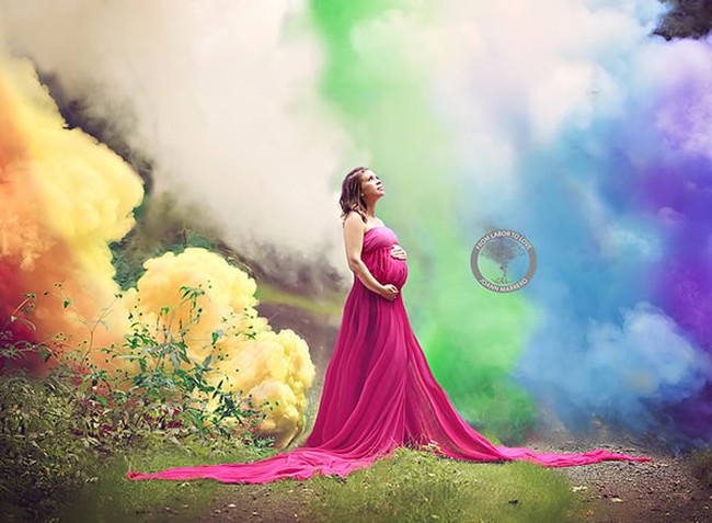 Bertemakan Pelangi, seorang ibu bernama Jessica memilih untuk mengabadikan foto kehamilan dengan nuansa warna-warni. Efek asap warna kuning, putih, hingga biru membuat fotonya terlihat keren. Jessica sengaja mengambil tema pelangi untuk kehamilan anak keduanya setelah mengalami keguguran enam kali. Foto: Ist.