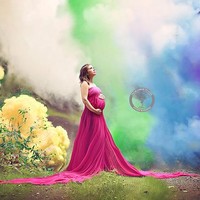 Bertemakan Pelangi, seorang ibu bernama Jessica memilih untuk mengabadikan foto kehamilan dengan nuansa warna-warni. Efek asap warna kuning, putih, hingga biru membuat fotonya terlihat keren. Jessica sengaja mengambil tema pelangi untuk kehamilan anak keduanya setelah mengalami keguguran enam kali. Foto: Ist.