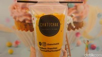Chatuchak Thai Tea memang enak. Nah, kalau di Singapur, Thai teanya disajikan dengan kemasan seperti ini. Unik ya! Foto: Lusiana Mustinda