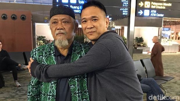 Fredy bersama salah seorang gurunya. 