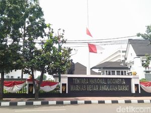Foto: Istana sampai Mabes TNI AD Kibarkan Bendera Setengah Tiang