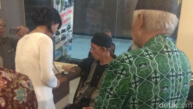 Pemeriksaan kesehatan pada guru Fredy selama liburan di luar negeri.