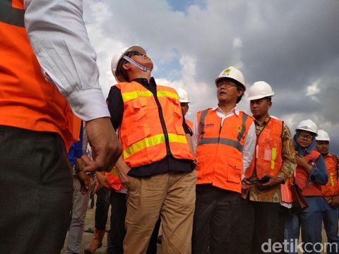 Menteri ESDM Ignasius Jonan mengecek proyek 'kebun angin' di Sidrap, Sulsel