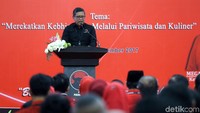 Sekjen PDIP Hasto Kristiyanto memberikan sambutan di hadapan peserta rapat.