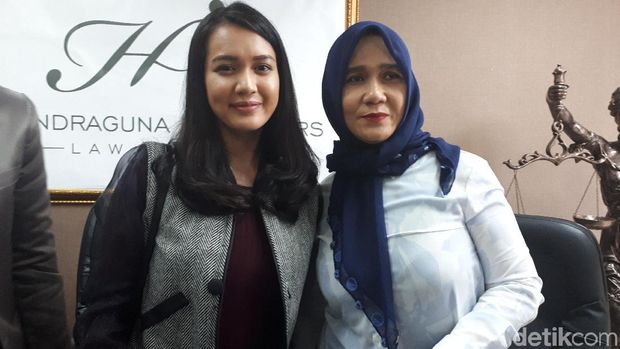 Dhea Annisa bersama ibunya