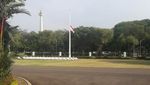 Foto: Istana sampai Mabes TNI AD Kibarkan Bendera Setengah Tiang