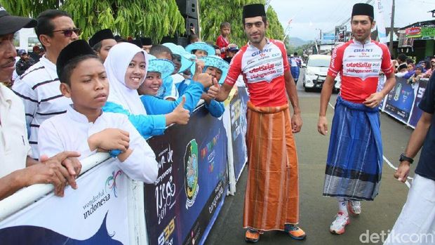 Peserta Tour de Banyuwangi Ijen Dikenalkan Tradisi Pesantren