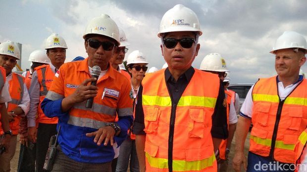 Menteri ESDM Ignasius Jonan mengecek proyek 'kebun angin' di Sidrap, Sulsel