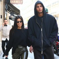 Ada pula momen di mana Kourtney Kardashian memadukan oversized sweater dan celana kulit. Sepatu boots menjadi referensi Anda ketika ingin tampil lebih maskulin saat kencan di malam minggu. Foto: Dok. People