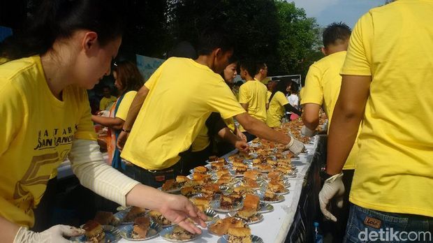 Sebanyak 7.200 potong martabak disiapkan oleh pihak panitia