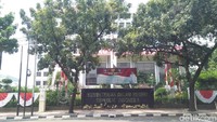 Di Kantor Kemendagri pun bendera setengah tiang dikibarkan. Foto: Yulida Medistiara/detikcom