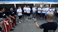 Para anggota BMW M Owners Club Indonesia (MOCI) mendapat pengarahan cara berkendaran yang aman di jalan raya.