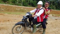 Menteri Pekerjaan Umum dan Perumahan Rakyat (PUPR) Basuki Hadimuljono meninjau proyek tersebut menggunakan motor. (Kementerian PUPR).