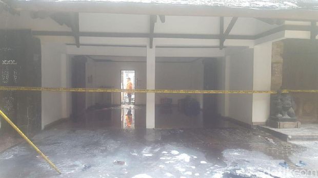 Rumah yang terbakar di belakang Kemang Village sudah diberi garis polisi