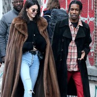 Ketika sudah memakai sweater bukan berarti tak bisa ditambahkan outerwear lagi. Intip gaya Kendall Jenner yang memadankan sweater dan long fur coat. Anda bisa menambahkan sandal gladiator hitam sebagai pelengkap gaya. Foto: Dok. People