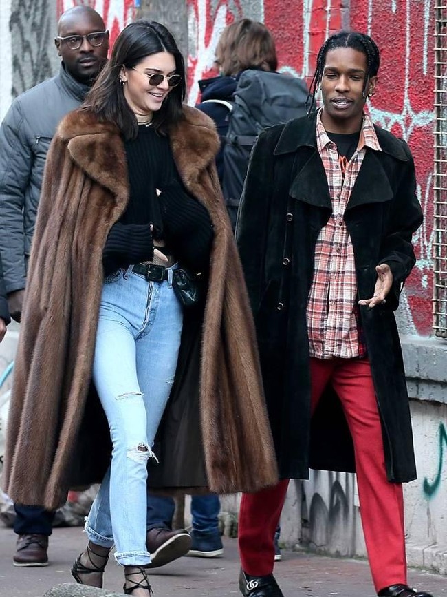 Ketika sudah memakai sweater bukan berarti tak bisa ditambahkan outerwear lagi. Intip gaya Kendall Jenner yang memadankan sweater dan long fur coat. Anda bisa menambahkan sandal gladiator hitam sebagai pelengkap gaya. Foto: Dok. People