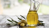 Minyak zaitun juga ditengarai bisa membantu karena mengandung campuran antioksidan dan lemak tak jenuh tunggal. Kandungan ini membantu menurunkan kadar kolesterol tinggi. US Food and Drug Administration merekomendasikan sedikitnya 23 gram minyak zaitun per hari atau sekitar 2 sendok makan, untuk mendapatkan manfaat kesehatan jantung. Foto: Thinkstock