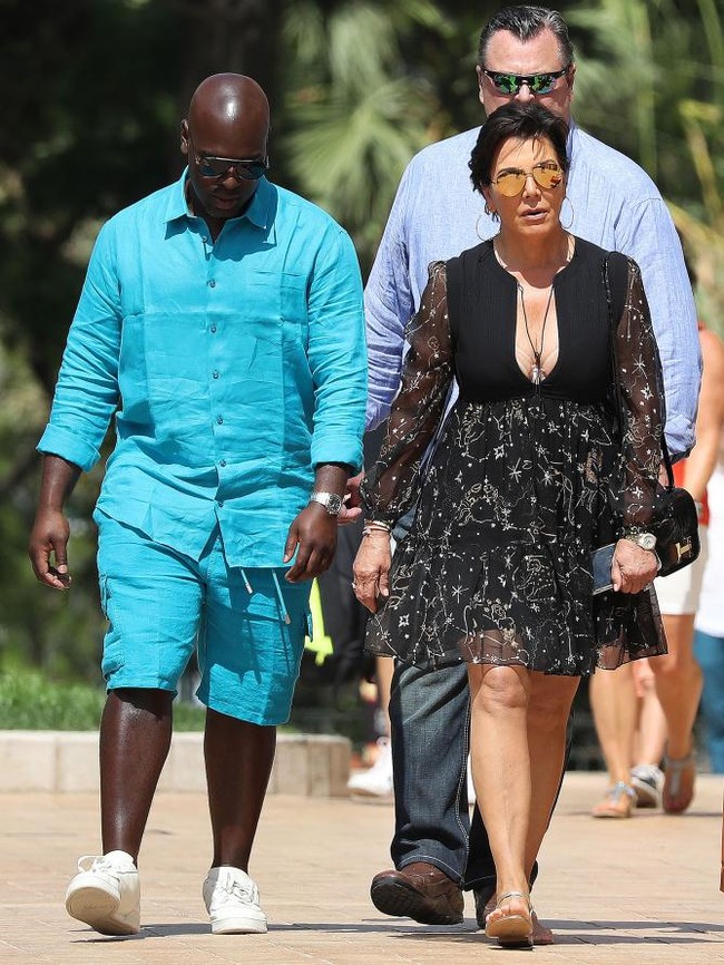 Tampil feminin dan seksi memakai semi-sheer mini dress seperti Kylie Jenner. Lengkapi dengan high heels atau sepatu flat yang semakin memberikan kesan anggun. Foto: Dok. People