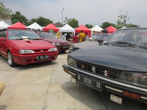 Puluhan Mobil Prancis Kumpul di Kemang Layaknya Museum