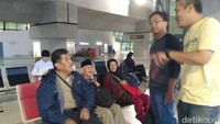 Dia juga menyertakan kru kesehatan untuk memastikan para guru sehat dan mendapat pelayanan yang terbaik. Foto: Dok Fredy Chandra