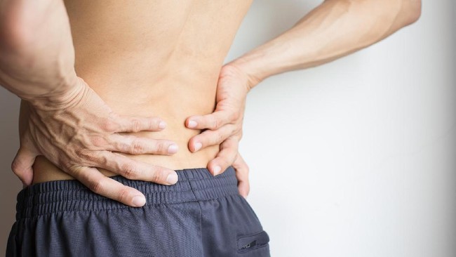 6 Cara Hilangkan Sakit Punggung Tanpa Harus ke Dokter, Cobain Deh