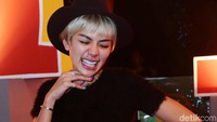 Nikita Mirzani menutupi gaya rambut barunya dengan topi. Foto: Ismail/detikHOT