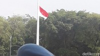Bendera setengah tiang dikibarkan hari ini, 30 September. Sedangkan pada 1 Oktober dikibarkan bendera satu tiang penuh. Foto: dok. Paspampres