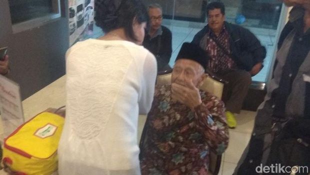 Para guru Fredy mendapat pemeriksaan kesehatan selama liburan. 