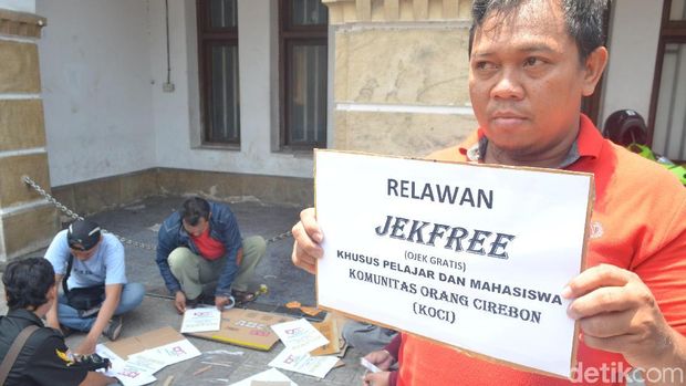  Forum Kerukunan Komunitas Orang Cirebon (FORKOCI) membuat gebrakan, yakni memberikan pelayanan ojek gratis bagi para pelajar yang ingin pulang sekolah.