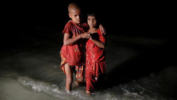 Pengungsi Rohingya tiba di Bangladesh dengan perahu