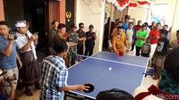 Salah satu cara menghibur ala Imam Nahrawi adalah mengajak warga bermain tenis meja atau ping pong.