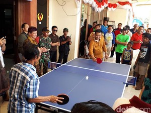 Hibur Pengungsi Gunung Agung, Menpora Ajak Warga Main Ping pong