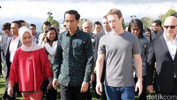 Mark Zuckerberg Zuck sering tampil menghadiri pertemuan dengan sejumlah pejabat mengenakan kaus abu-abu. Pakaian favorit Zuck lainnya adalah jaket yang memiliki hoodie warna abu-abu atau hitam. Foto: detikcom
