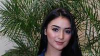 Sorot mata Citra Kirana yang tajam seperti sempurna dengan riasan tipis di wajahnya. Foto: Ismail/detikHOT