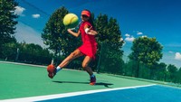 Mereka yang berjiwa kompetitif bisa menjadikan olahraga tenis, futsal, atau basket untuk dilakukan bersama teman-teman di akhir pekan. (Foto: Thinkstock)
