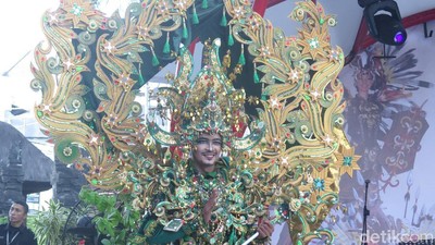 Kostum-kostum Megah Jember Fashion Carnaval yang Beratnya Mencapai 28 Kg