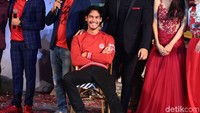 Saat berfoto juga, Richard tak bisa berdiri. Ia hanya duduk di kursi yang disediakan mendadak. Foto: Ismail/detikHOT