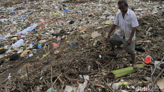 sampah berbagai jenis itu menyangkut di dasar jembatan karena ketinggian jembatan itu sejajar dengan Tinggi Muka Air (TMA)/