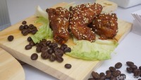 Dari KEK (Keng Eng Kee Seafood) punya menu baru yaitu Coffee Chikcen Wings yang unik. Harganya Rp 45.000. Foto: Lusiana Mustinda