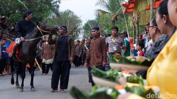 Tradisi Ujungan di Banjarnegara, Sabtu (30/9/2017).