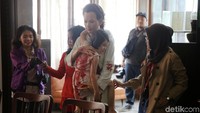 Patung Ade Irma Suryani yang terluka akibat tembakan digendong oleh ibunya.