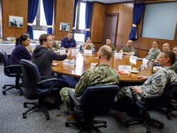 Gaya Zuckerberg Ketemu Pejabat Cuma Kaosan Jadi Sorotan