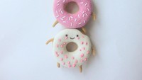 Yang ini kreasi wol bentuk donat. Pilihan warna cokelat, ungu, pink dan putihnya menciptakan gradasi warna yang cantik. Foto: Wool Sculpture
