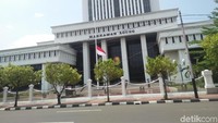 Gedung Mahkamah Agung mengibarkan bendera setengah tiang. Foto: Yulida Medistiara/detikcom